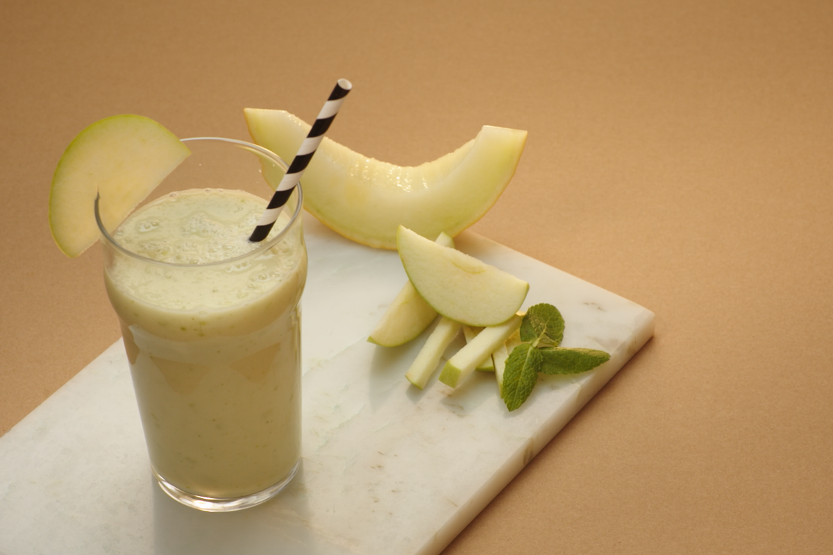 image for Smoothie με ρόφημα αμυγδάλου, πεπόνι, lime και δυόσμο