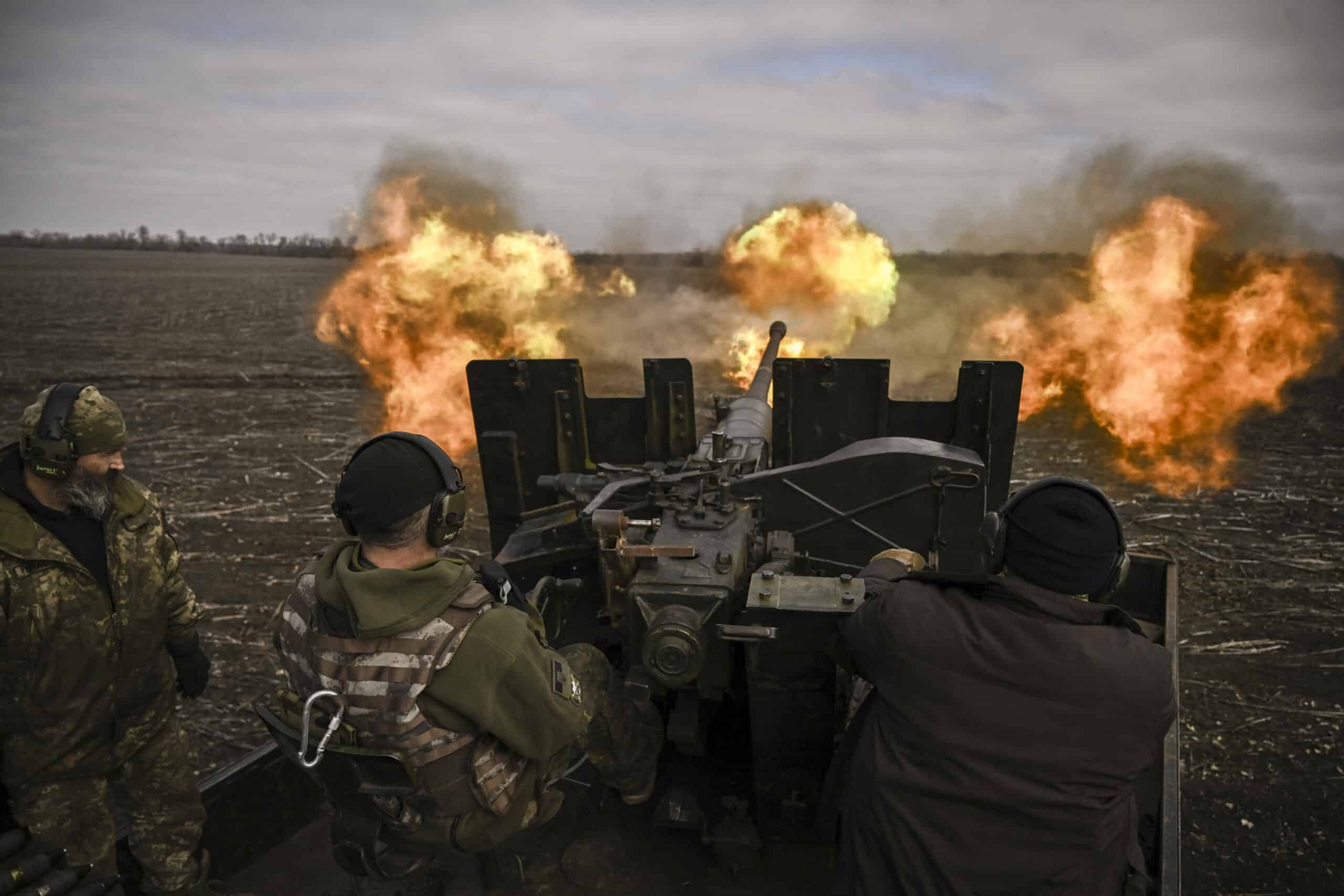 Ukrainian servicemen fire with a S60 anti-aircraft gun at Russian positions near Bakhmut on March 20, 2023, amid the Russian invasion of Ukraine. (Photo by Aris Messinis / AFP)