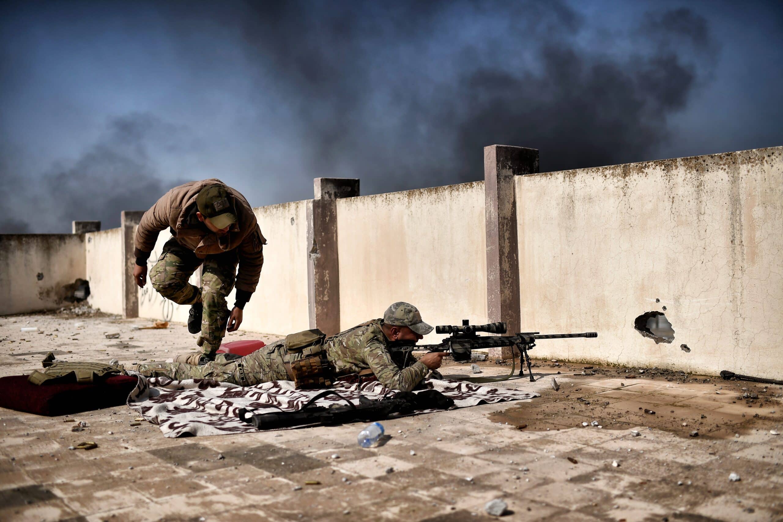 A sniper fires at targets during clashes with Islamic State (IS) group fighters in Mosul on March 5, 2017, during an offensive to retake the western parts of the city from the jihadists.
Iraqi forces attacked four jihadist-held areas in Mosul, the latest push in a battle for the city's west that has displaced more than 45,000 people since it began. / AFP PHOTO / ARIS MESSINIS