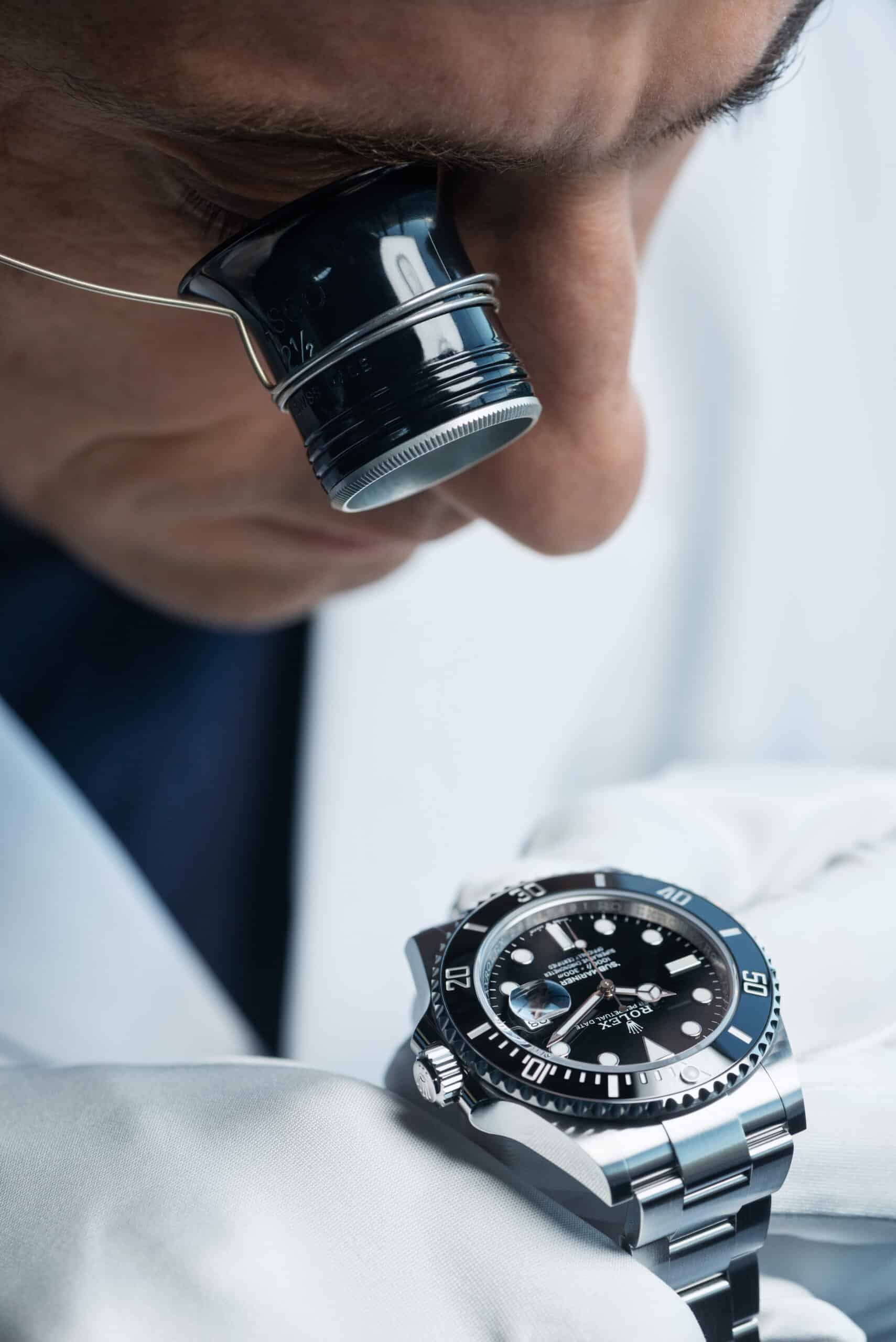 The visual aesthetic check of a Oyster Perpetual Submariner Date